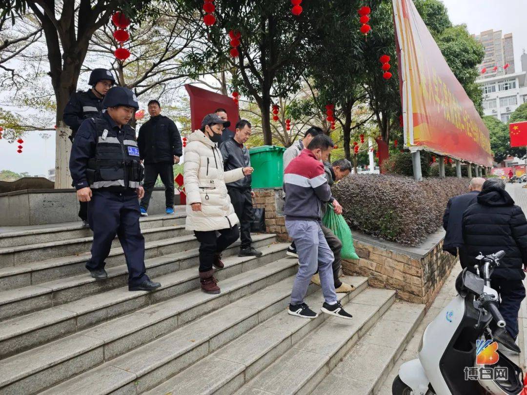 浪汉与家人团聚！竟是消失了10年的……瓦力棋牌在他们的努力下博白街又一名流