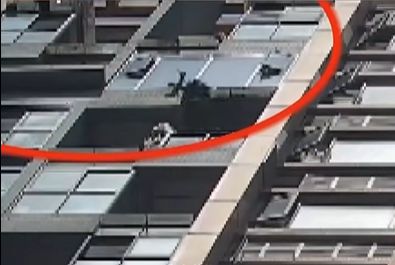 泄愤从16楼扔下电竞椅！警方：刑拘瓦力游戏试玩四川一男子与女友吵架为